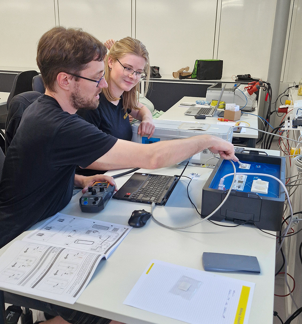 Teilnehmende arbeiten selbständig an den Praxisübungen zum Thema Energieeffizienz